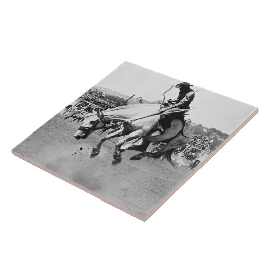 Man dat het springpaard in rodeo rijdt tegeltje (Zijkant)
