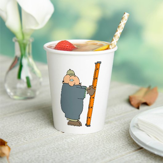 Man dat houder is van een adder papieren bekers