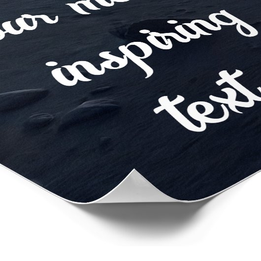 Man dat in de woestijn naar de volle maan loopt poster (Hoek)