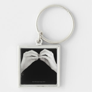 Man dat letter b ondertekent in de Britse gebarent Sleutelhanger