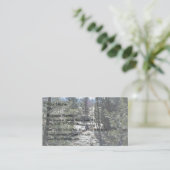 Man dat op een log in een bos zit visitekaartje (Staand voorkant)