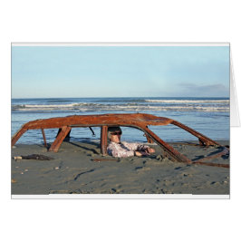 Man dat op het strand in een roestvrijauto zit