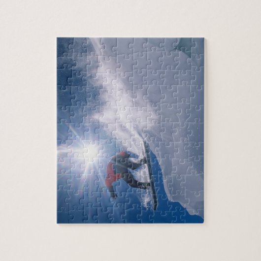 Man dat van een groot hoorntje springt op een snow legpuzzel (Verticaal)