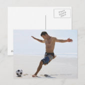 Man dat voetbal schopt op het strand briefkaart (Voorkant / Achterkant)