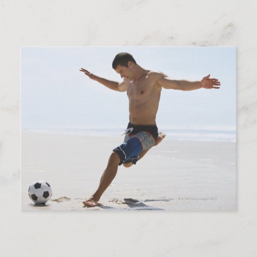 Man dat voetbal schopt op het strand briefkaart (Voorkant)