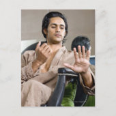 Man dat zijn manicure bewondert briefkaart (Voorkant)