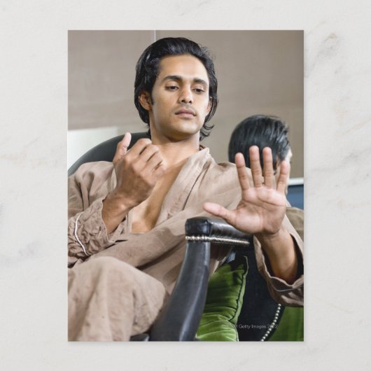 Man dat zijn manicure bewondert briefkaart (Voorkant)