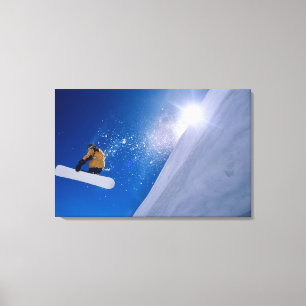 Man die door de lucht vliegt op een snowboard met canvas afdruk
