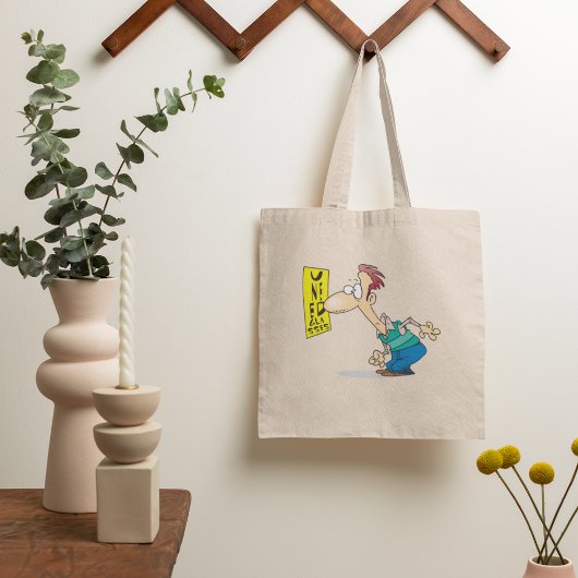 Man die een Canvas tas van de ooggrafiek leest