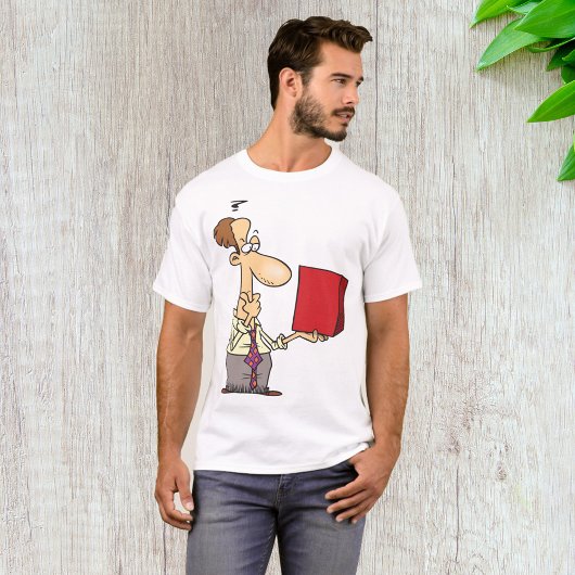 Man die een doos bekijkt t-shirt