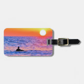 Man die naar zonsondergang bagagelabel kijkt (Voorkant horizontaal)