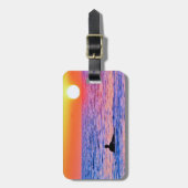 Man die naar zonsondergang bagagelabel kijkt (Voorkant verticaal)