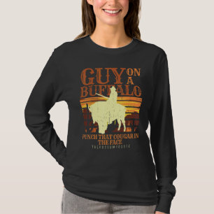Man die op een buffel opossum posse grafische meme t-shirt