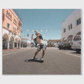 Man die skateboard speelt cadeaupapier (Vlak)