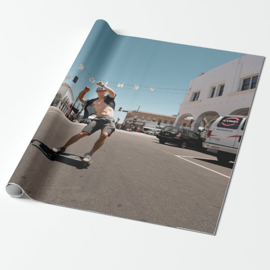 Man die skateboard speelt cadeaupapier (Uitgerold)
