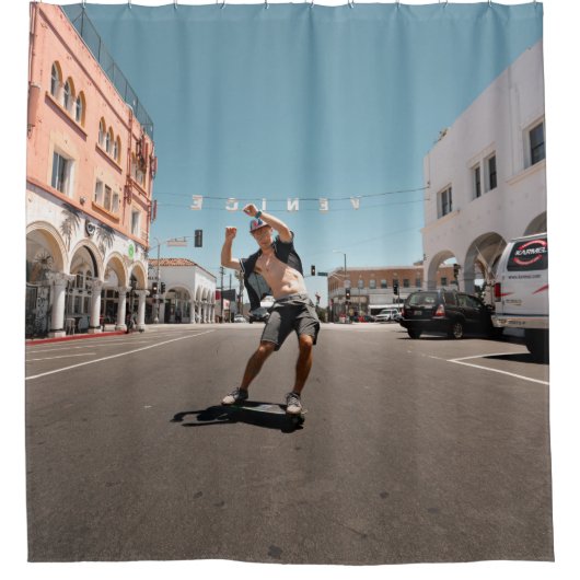 Man die skateboard speelt douchegordijn (Voorkant)