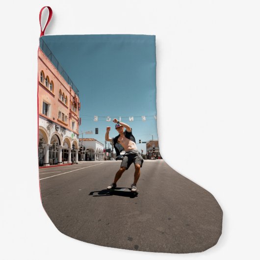 Man die skateboard speelt kleine kerstsok (Voorkant)
