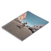 Man die skateboard speelt notitieboek (Linkerzijde)