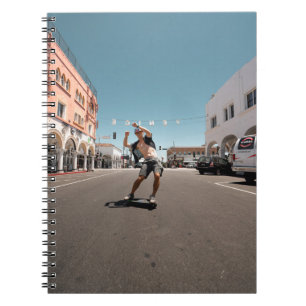 Man die skateboard speelt notitieboek