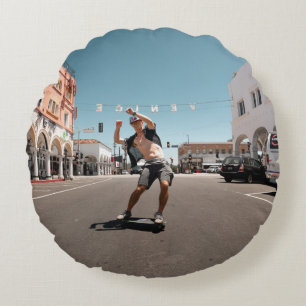 Man die skateboard speelt rond kussen