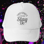 Man doet trucker pet<br><div class="desc">Om een stap te vieren. Ontworpen voor iemand die een "Stag Do" heeft! Mannen pet met de datum van de viering. Stag Do pet. Voeg de naam van de persoon toe wiens partij het is. Stag Do Celebration Party pet.</div>