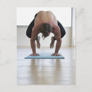 Man doet werk aan yoga mat briefkaart