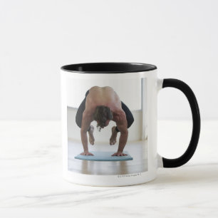 Man doet werk aan yoga mat mok