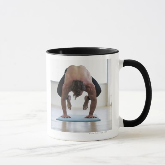 Man doet werk aan yoga mat mok (Rechts)