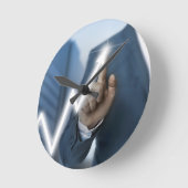 Man draws stock price touchscreen concept ronde klok (Hoek)