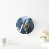 Man draws stock price touchscreen concept ronde klok (Huis)