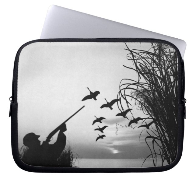 Man Duck Hunting Laptop Sleeve (Voorkant)