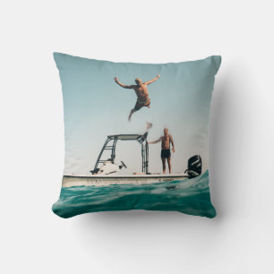 Man duiken op pool kussen