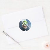 Man duwt het concept achtergrond van de machtsknoo ronde sticker (Envelop)