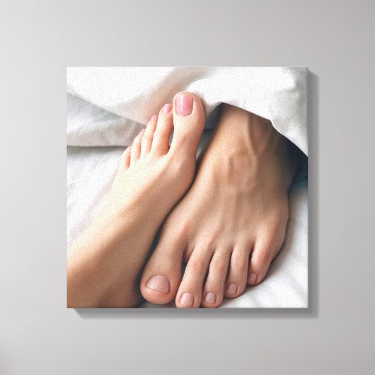 Man en een vrouwenvoet op een wit laken canvas afdruk (Voorkant)