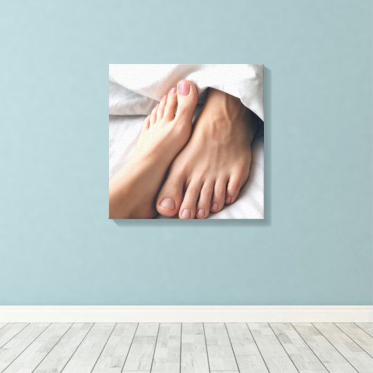 Man en een vrouwenvoet op een wit laken canvas afdruk (Insitu (Houten vloer))