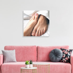 Man en een vrouwenvoet op een wit laken canvas afdruk