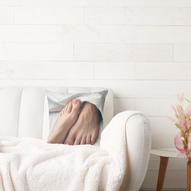 Man en een vrouwenvoet op een wit laken kussen (Bank)