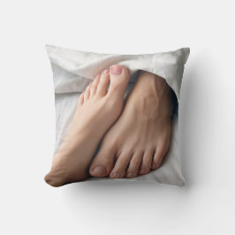 Man en een vrouwenvoet op een wit laken kussen