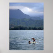 Man en hond op het bord van de Hanalei Bay Poster (Voorkant)