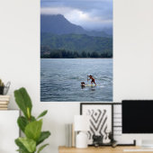Man en hond op het bord van de Hanalei Bay Poster (Thuiskantoor)