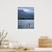 Man en hond op het bord van de Hanalei Bay Poster (Keuken)