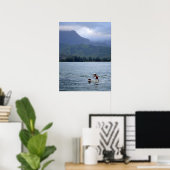 Man en hond op het bord van de Hanalei Bay Poster (Thuiskantoor)
