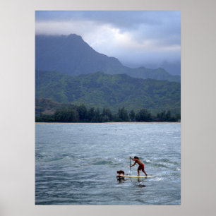 Man en hond op het bord van de Hanalei Bay Poster
