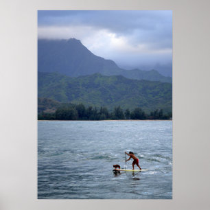 Man en hond op paddleboard in Hanalei Bay Poster