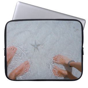 Man en vrouw aan de kust van de nabijgelegen zeest laptop sleeve