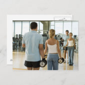 Man en vrouw tillen handgewichten voor een briefkaart (Voorkant / Achterkant)