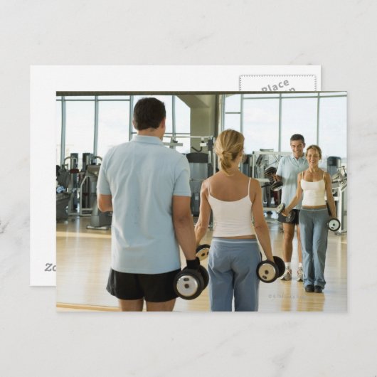 Man en vrouw tillen handgewichten voor een briefkaart (Voorkant / Achterkant)