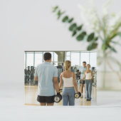 Man en vrouw tillen handgewichten voor een briefkaart (Staand voorkant)