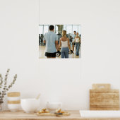 Man en vrouw tillen handgewichten voor een poster (Keuken)