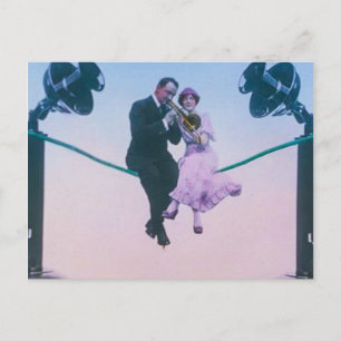 Man en vrouw zitten op de telefoon 1900 briefkaart